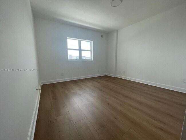 Building Photo - 14951 Royal Oaks Ln