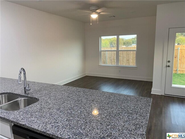 Building Photo - 909 Allie Wy