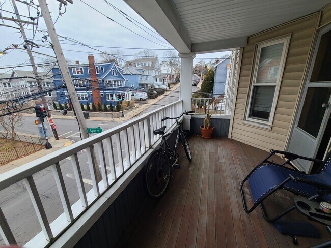 Building Photo - Off street parking - Close to Whole Foods / CVS - Renovated Kitchen