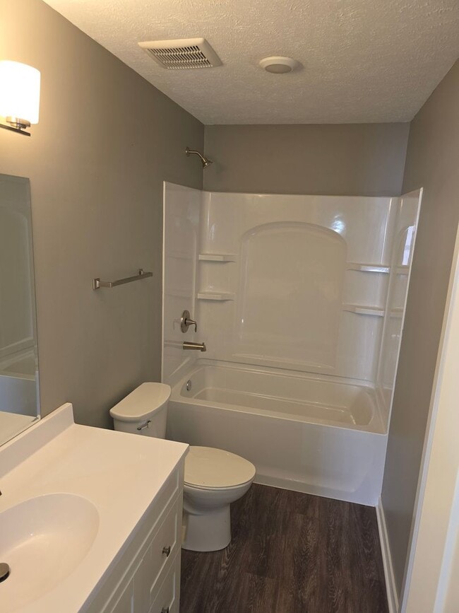 Building Photo - Duplex For Rent! Valley NE