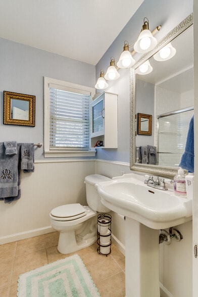 Building Photo - 6345 Bordeaux Ave