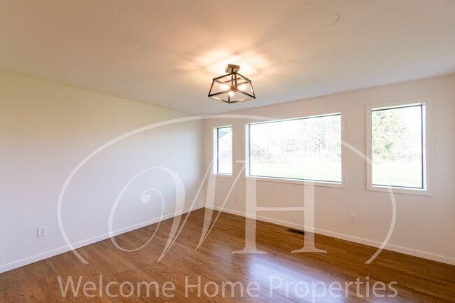 Building Photo - Spacious 5 Bedroom Home with Fenced Yard & Covered Parking