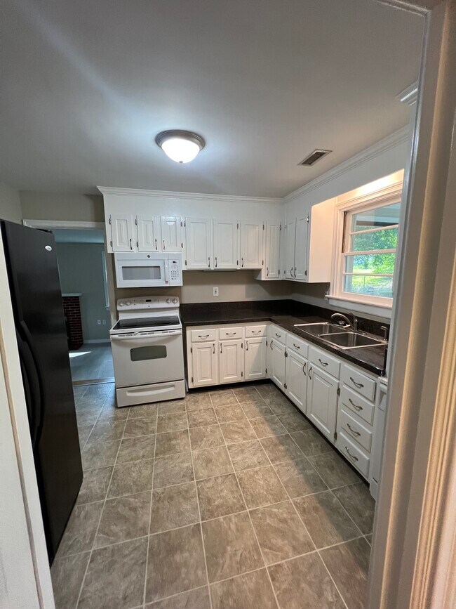Kitchen - 2207 Manlyn Rd