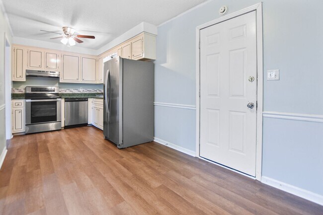 Building Photo - Pet Friendly Three Bedroom!