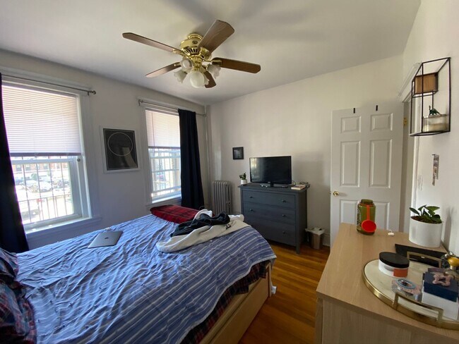 Building Photo - Beautiful renovated unit in Brighton available July 1st!