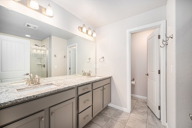 Building Photo - Stunning Solterra Townhome with Spacious B...