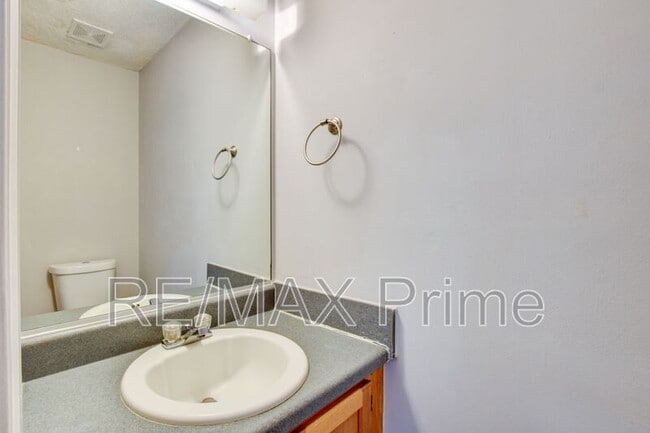 Building Photo - 214 Jouster Way