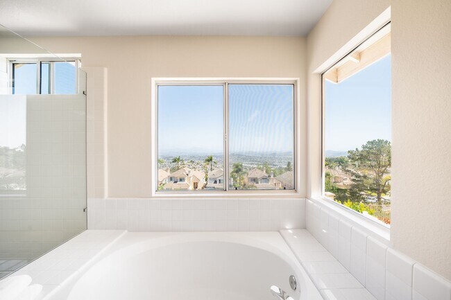 Building Photo - 4 Bedroom View Home in Emerald Heights | 3-Car Garage | Guard Gated Community