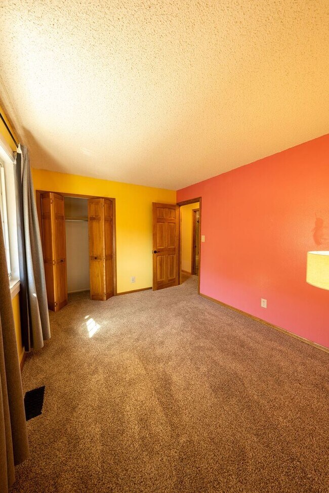 Building Photo - ***MOVE IN SPECIAL*** $500 OFF 1st MONTH'S...