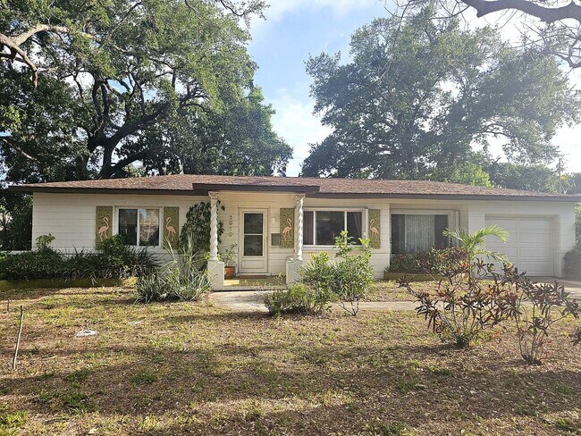 Building Photo - Lake Pasadena - Charming 2 Bedroom Home with Spacious Yard