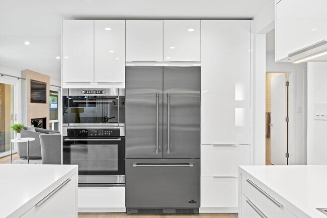 Building Photo - Stylish Condo in Desirable Alta Heights Neighborhood