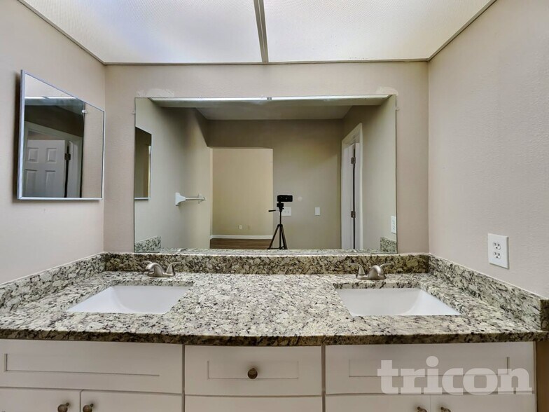 Building Photo - 23515 Shining Star Dr