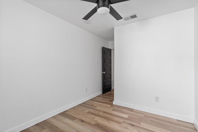 Building Photo - 3307 Oak Alley