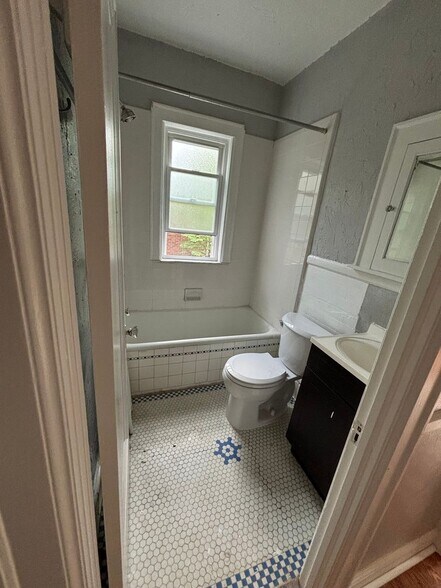 Building Photo - 884 Beaconsfield Ave