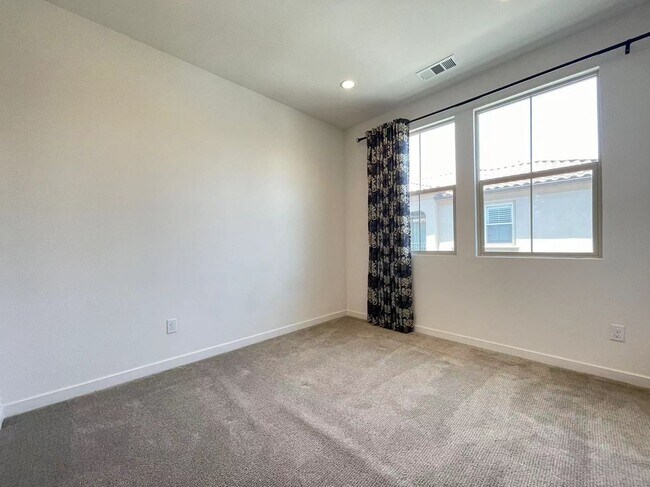 Building Photo - 3 Bedroom home for leasing in Lake Forest