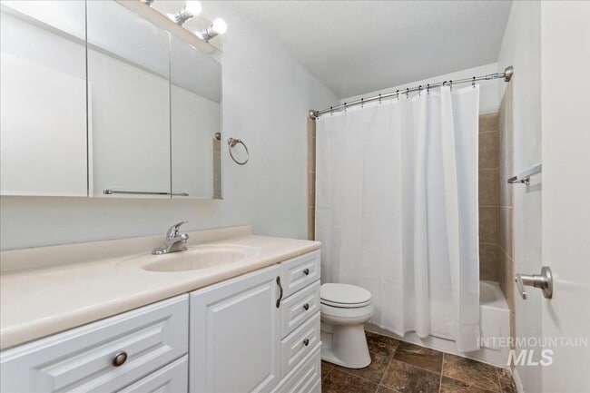 Building Photo - Updated Kuna Home with Private Backyard