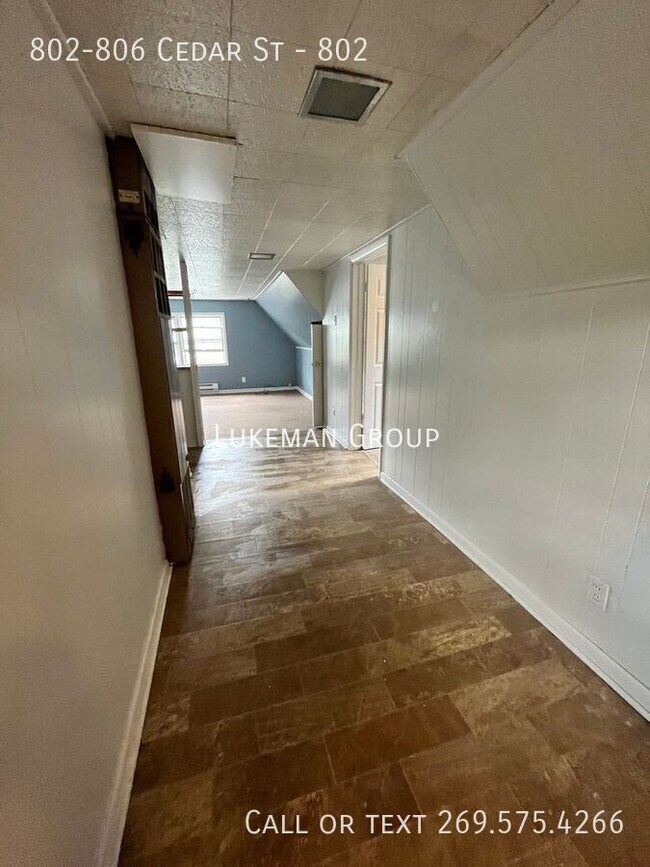 Building Photo - 802-806 Cedar St-802