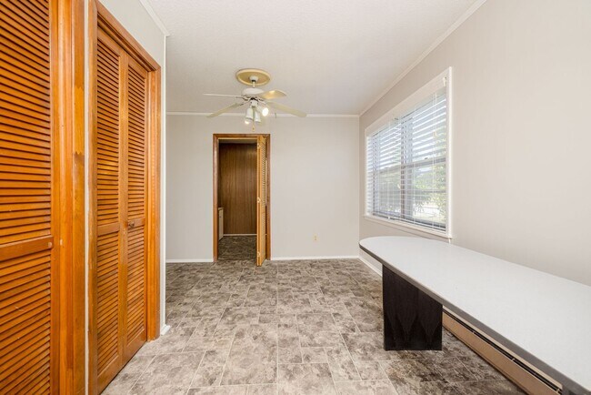 Building Photo - 240 Maywood Dr