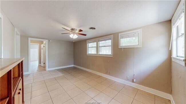 Building Photo - HUGE 4/4 in Eastgate!!