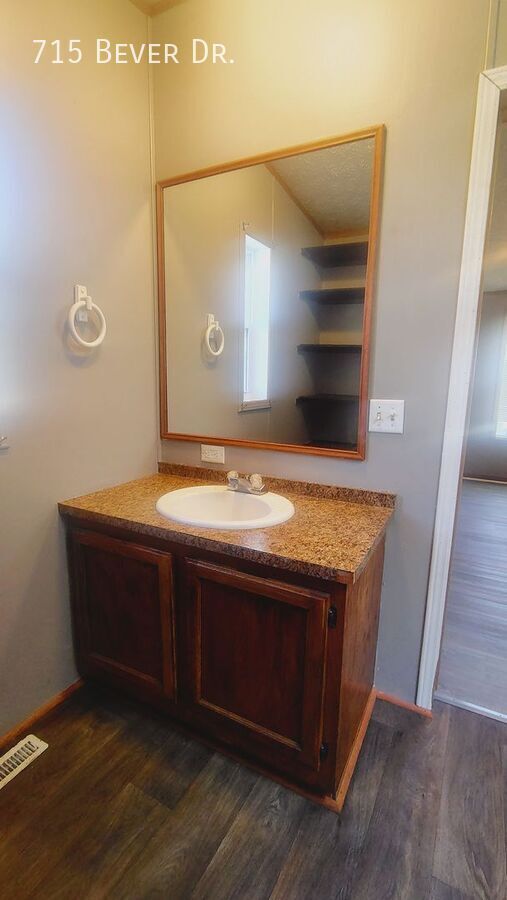 Building Photo - 715 W Bever Dr