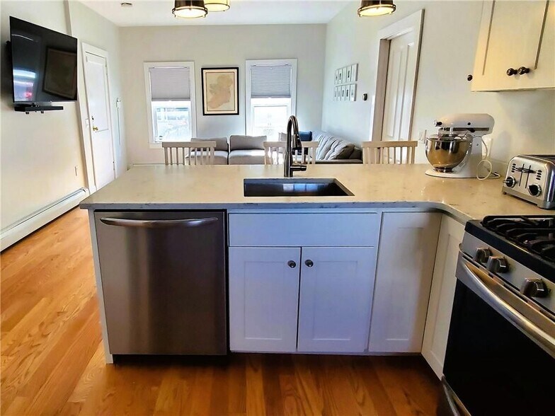 Building Photo - 40 Simmons St