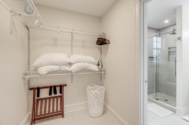 Building Photo - 2312 Rosewood Ave