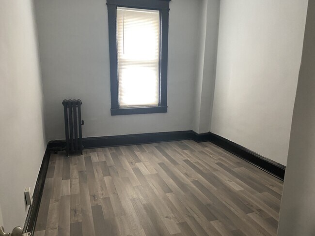 Building Photo - 906 N Rosedale St