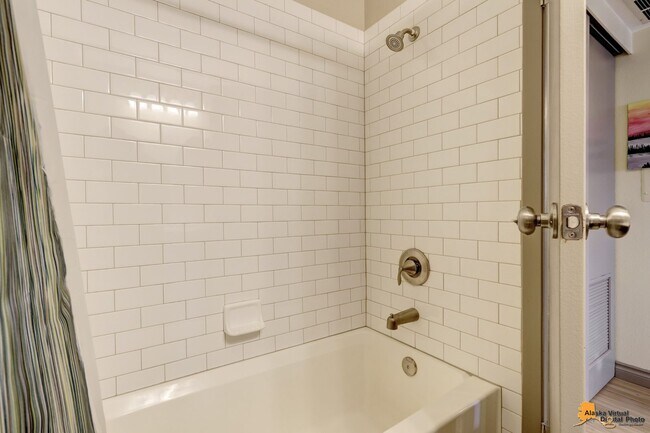 Building Photo - South Anchorage 2 bed/2 bath Condo with Garage and In Unit Laundry