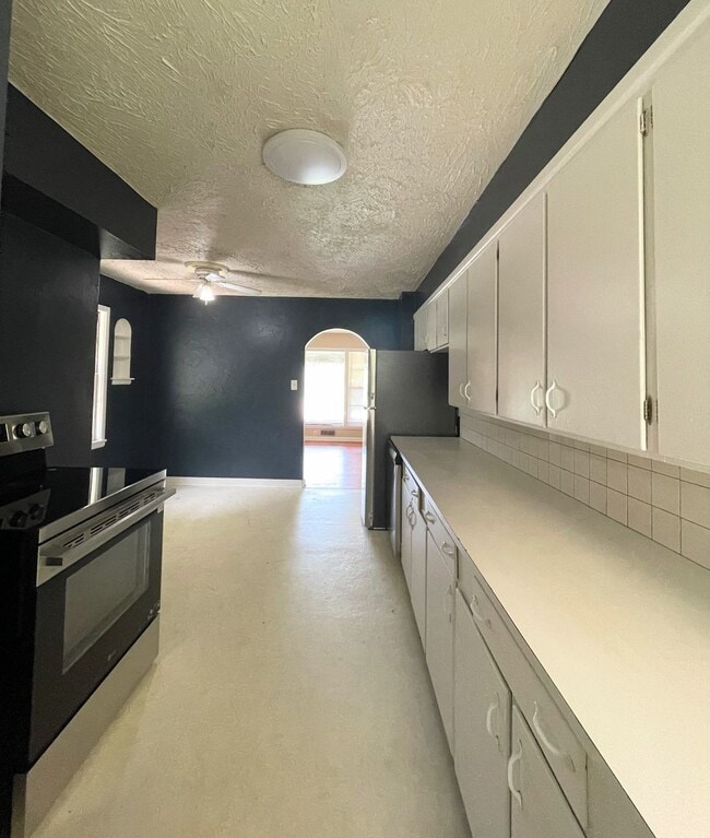 Building Photo - Updated Brick 3-Bedroom