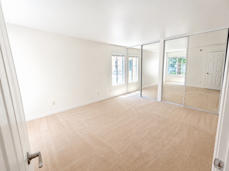 Building Photo - 5525 Canoga Ave