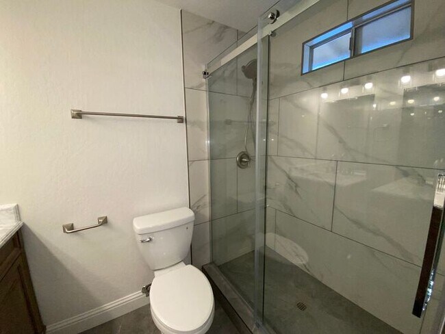 Building Photo - Modern 4 Bedroom, 3 Bath House - Near Died...