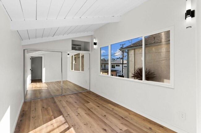 Building Photo - 2055 Thomas Ave