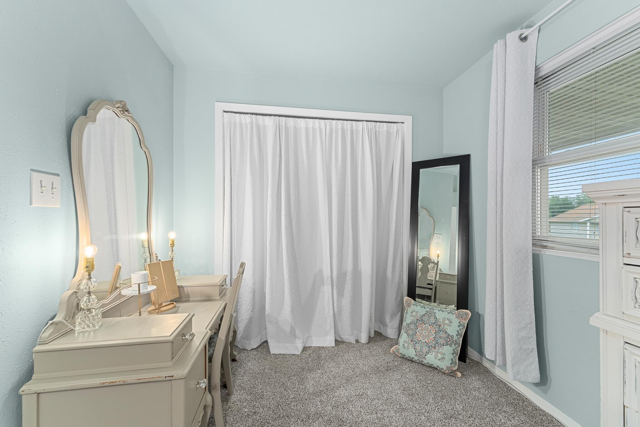 Building Photo - 1304 E Sylvan Cir