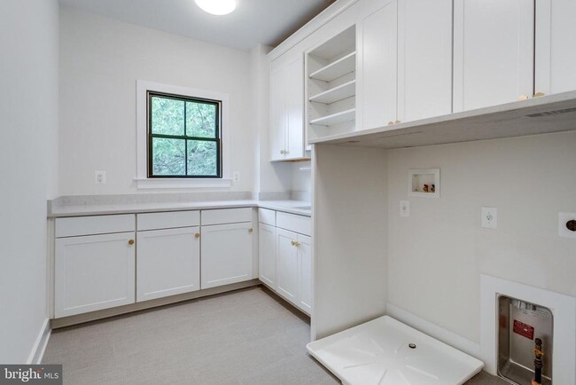 Building Photo - 5615 McLean Dr
