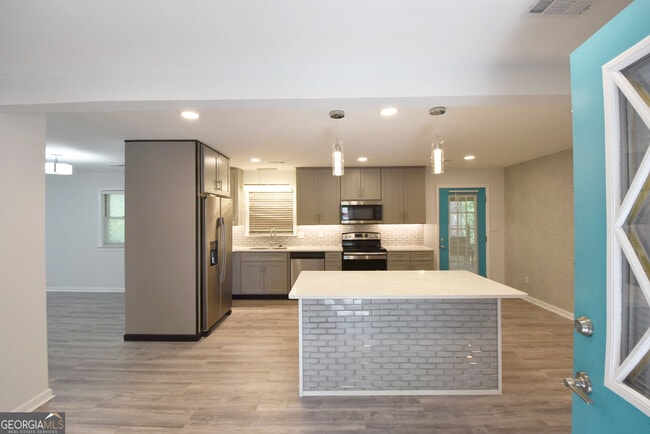 Building Photo - 98 Woodvalley Dr