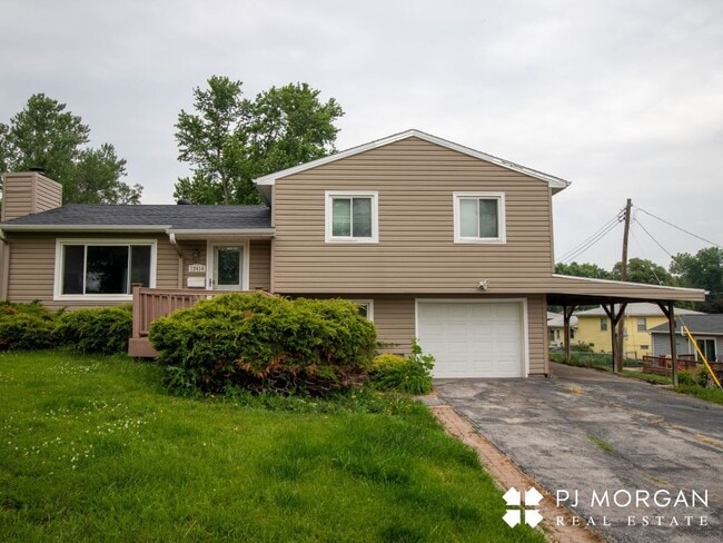 Primary Photo - 3 bedroom, 1.5 bath House For Lease - open...