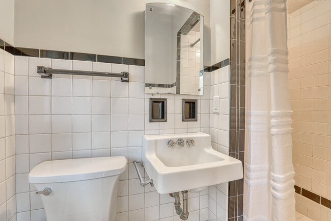 Building Photo - 645 Hi View Ct