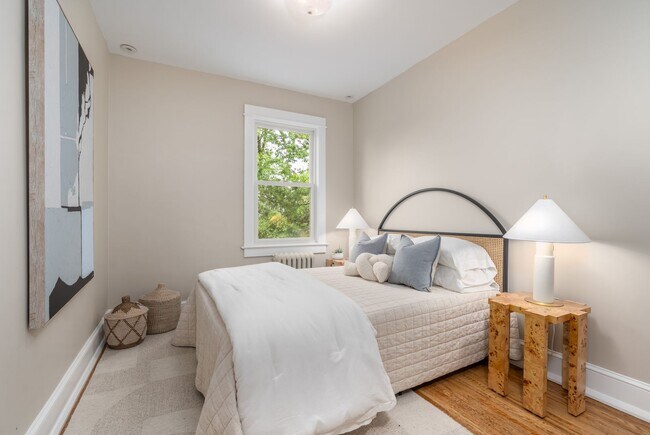 Building Photo - Charming Townhome | 5 Bed | 3.5 Bath | 3,300 Sf | Covered Front Porch & Large Fenced-In Backyard ...