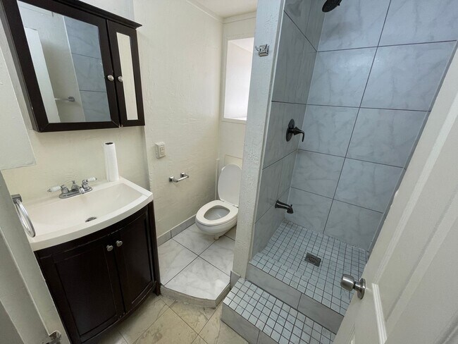 Building Photo - Ohana Kewalo basement Studio for rent