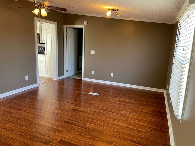 Building Photo - Newly Renovated 3 Bed, 2 Bath