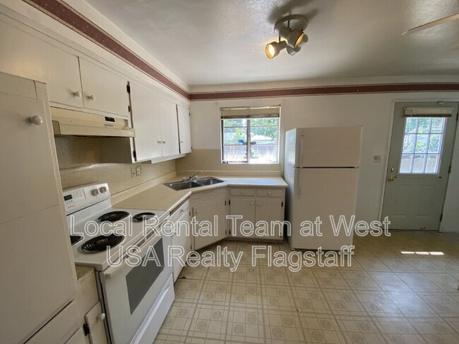 Building Photo - 2830 N Schevene Blvd