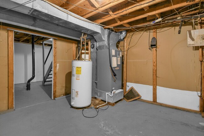 Building Photo - 6590 Bennell Dr