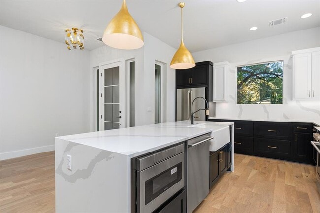 Building Photo - 407 El Paso St