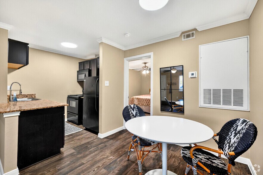 1BR, 1BA - 975SF - Kitchen/Dining Room - The Grove at 43rd