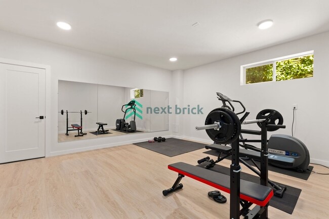 Building Photo - Luxury Meets Innovation | Stunning 5Bed, 5...