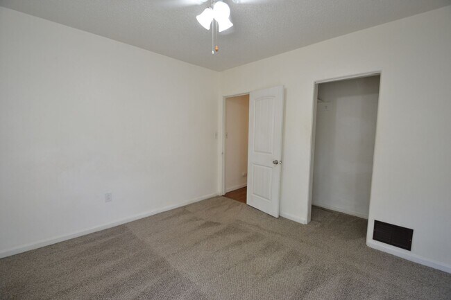Building Photo - 322 Park Ln