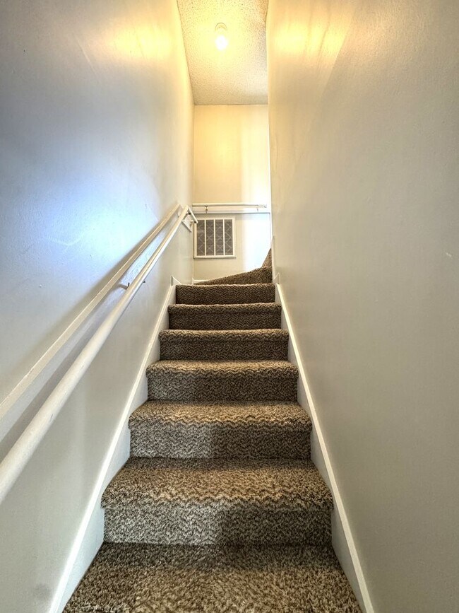 Building Photo - Townhome Minutes to Camp Lejeune