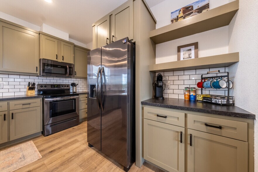 Building Photo - 523 W Vance Dr