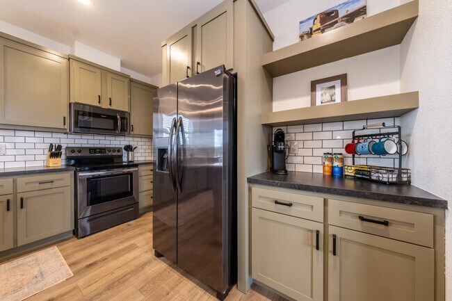 Building Photo - 523 W Vance Dr