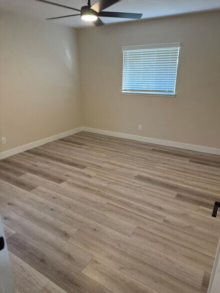 Building Photo - 340 E Shamrock St